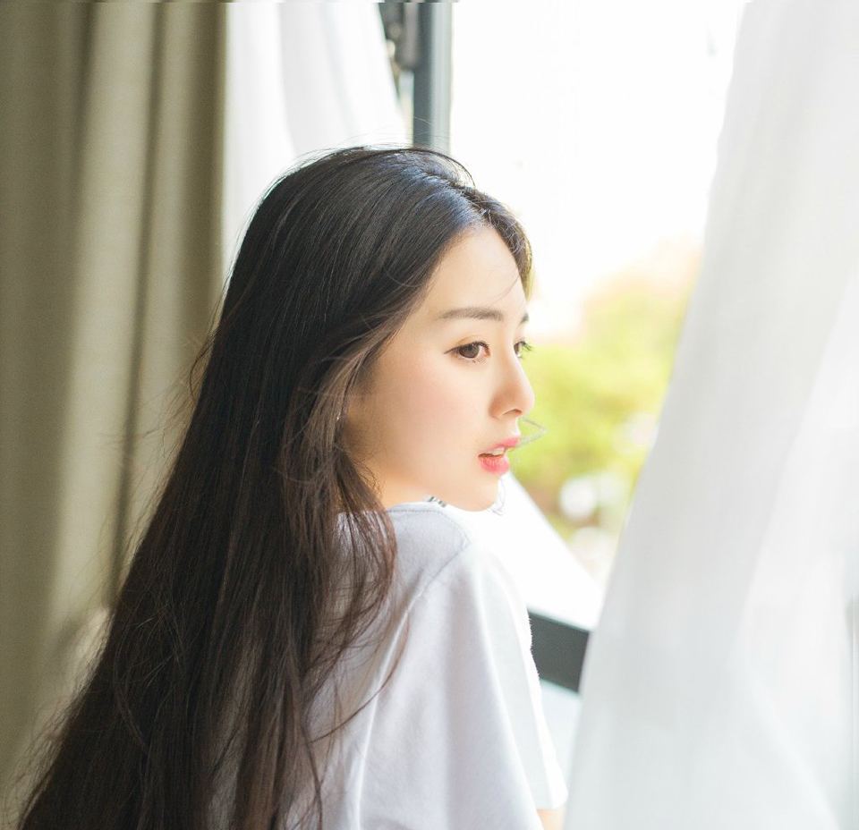 一个喜欢你的人，不会总让你做什么。而是会想着替你做点什么，取悦你才是种喜欢;一个在乎你的人，不会轻易惹你生气，而是害怕失去你，心怀恐惧才是种在乎。爱是付出，被爱是得到。你得到的多，那他是爱你的。你付出得多，那很可能只是单恋而已。不必一味讨好别人，不管走在何处，都不要迷失自己。